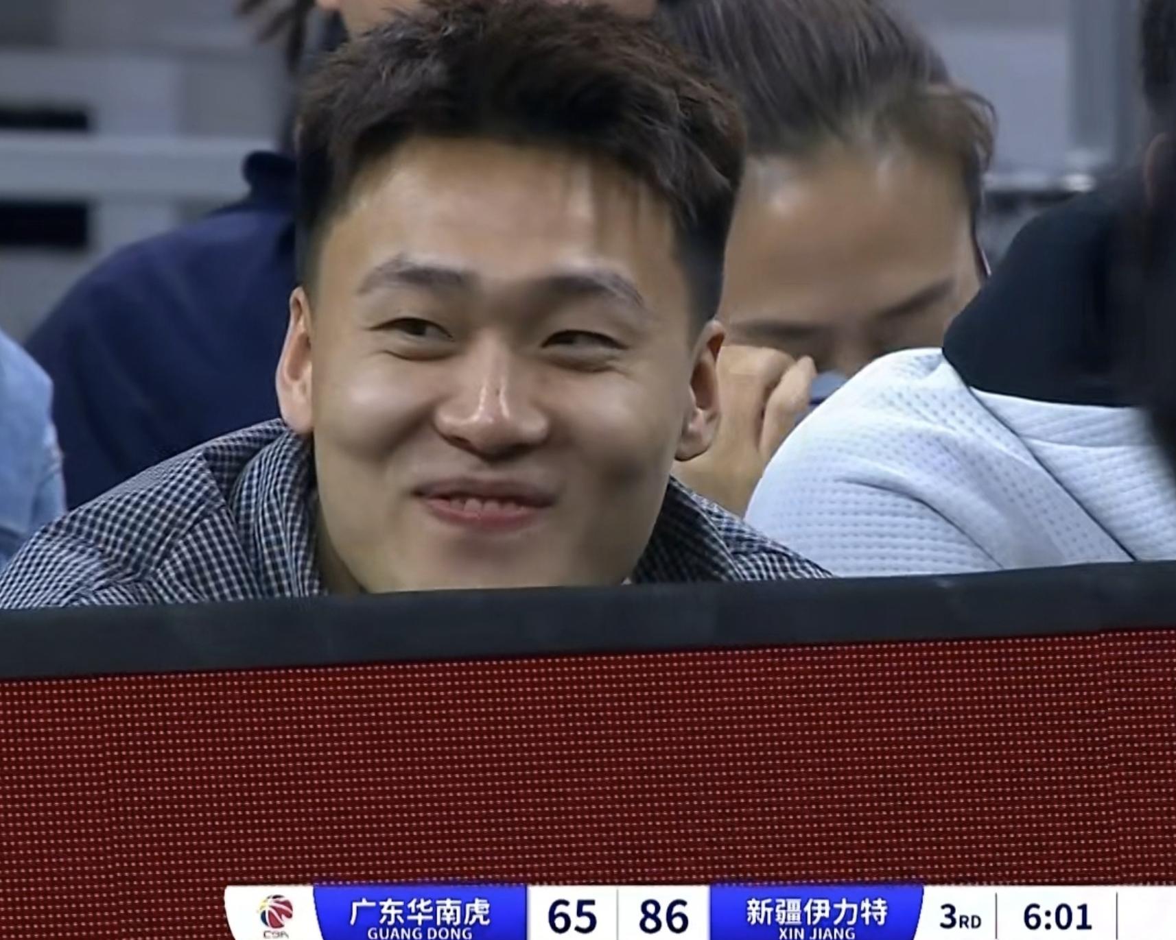 比赛过程中犯规频发，裁判执法引发争议 发生违例,犯规时,裁判员的宣判程序分别是什么 