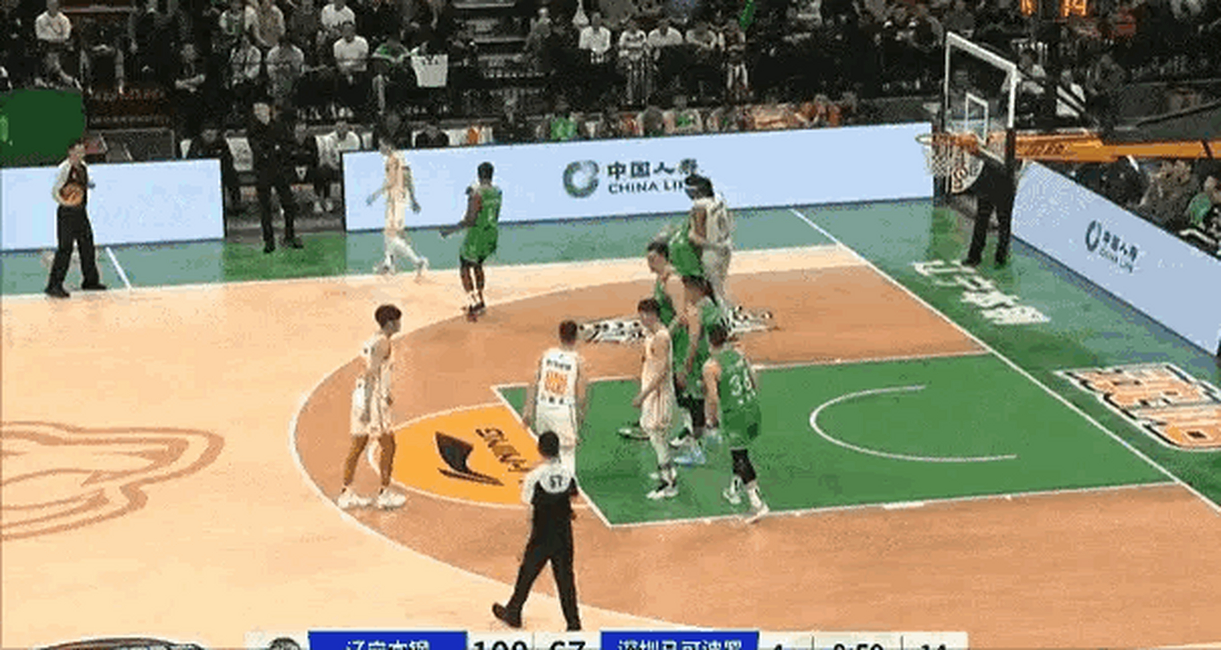 中场休息后球队状态大爆发，扩大领先优势 