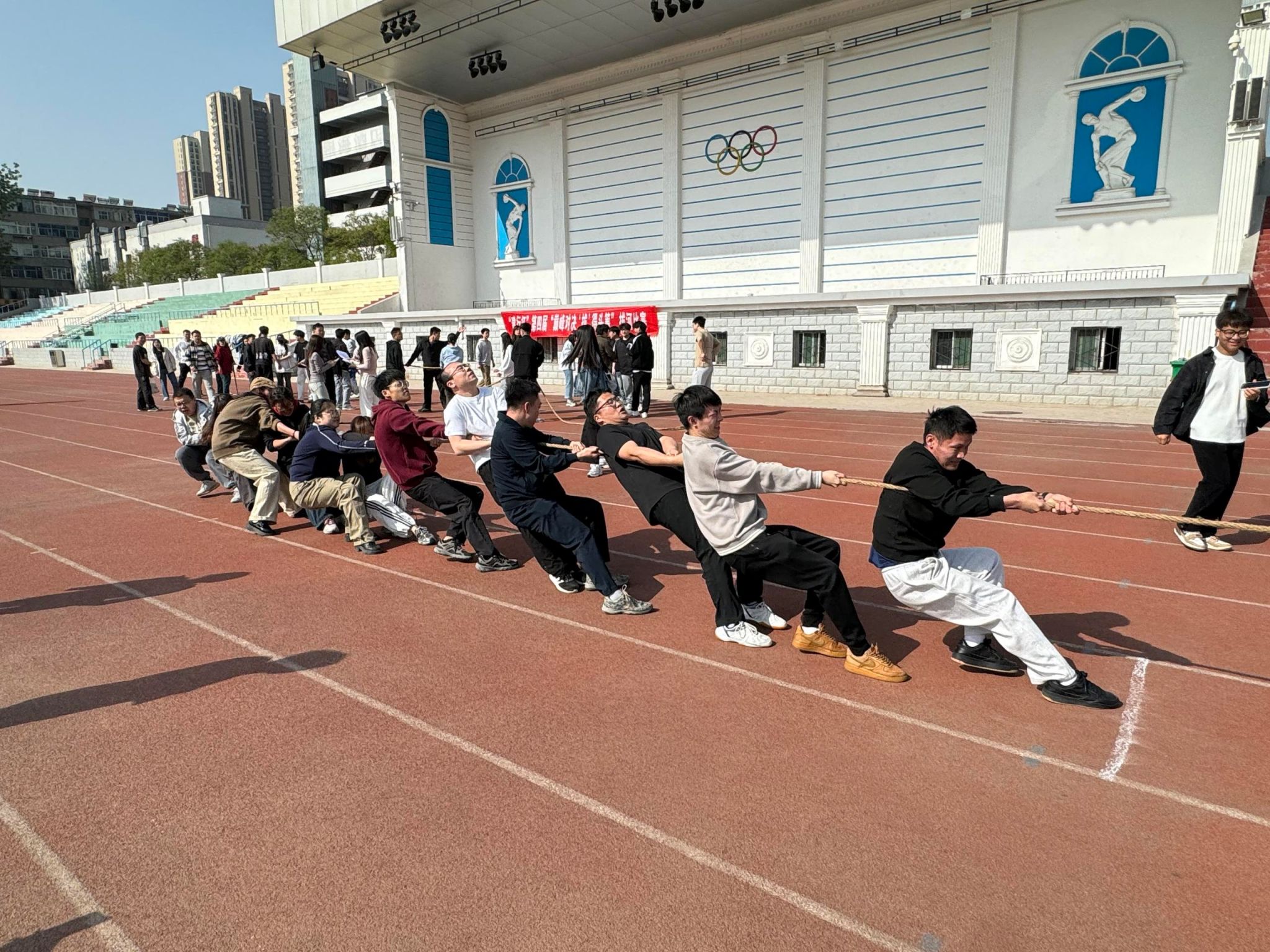 精湛技艺展现，赛场上空气弥漫着紧张感的简单介绍