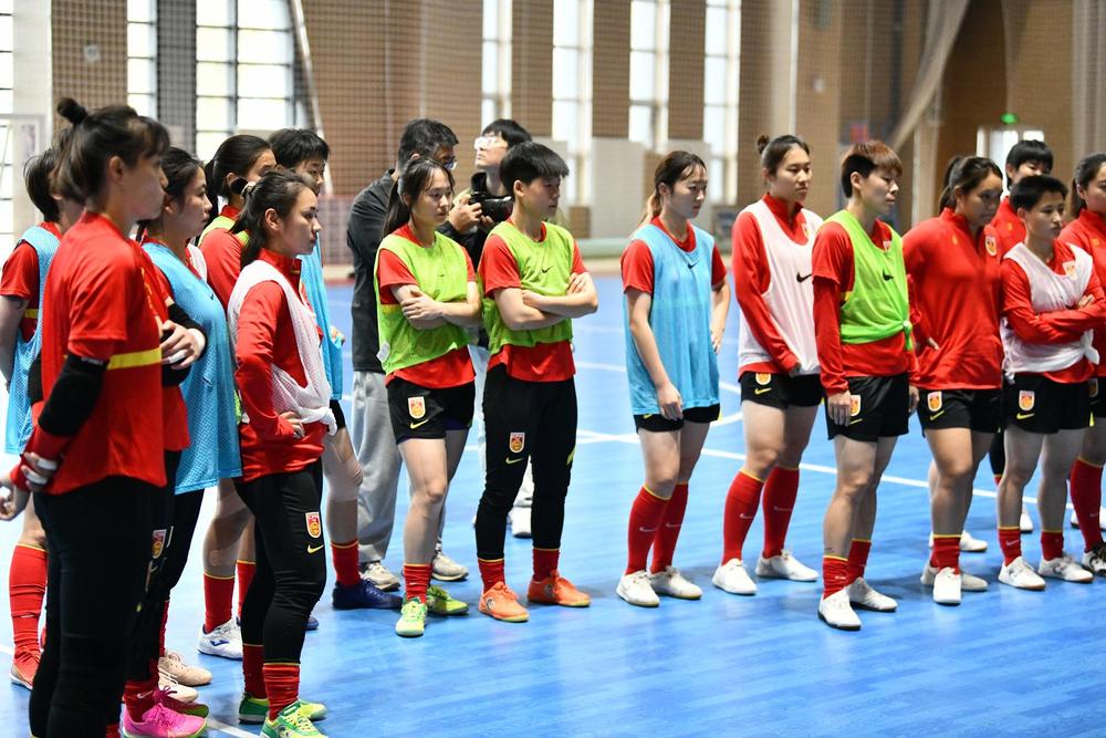 包含中国女足备战越战越勇，铁肩担道义的词条