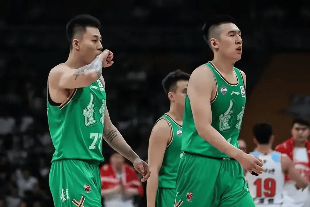 包含辽宁男篮当家球星伤退，队友合力进攻的词条